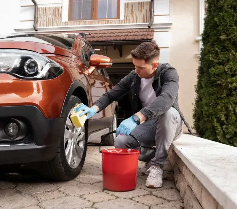 Lavage auto à domicile Le Tour-du-Parc : professionnel intervenant sur un véhicule